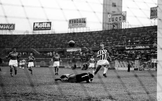 1954–55 Serie A - Juventus v Sampdoria - Goal-scoring opportunity for Boniperti